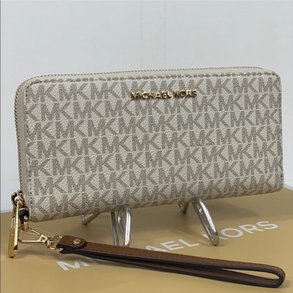 Michael Kors Handbags - Michael Kors Jet Set LG Continental
Wallet Vanilla